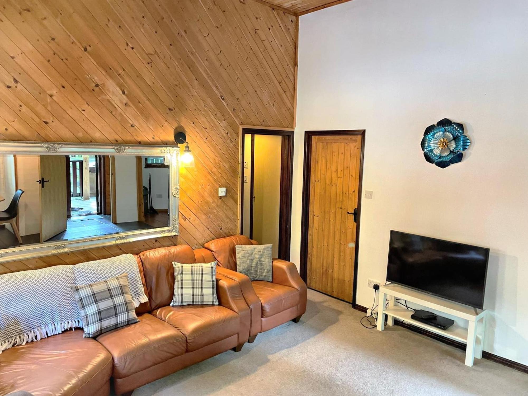 Goldcrest 3-Hot Tub-Woodland Lodges-Carmarthenshire-Tenby エクステリア 写真