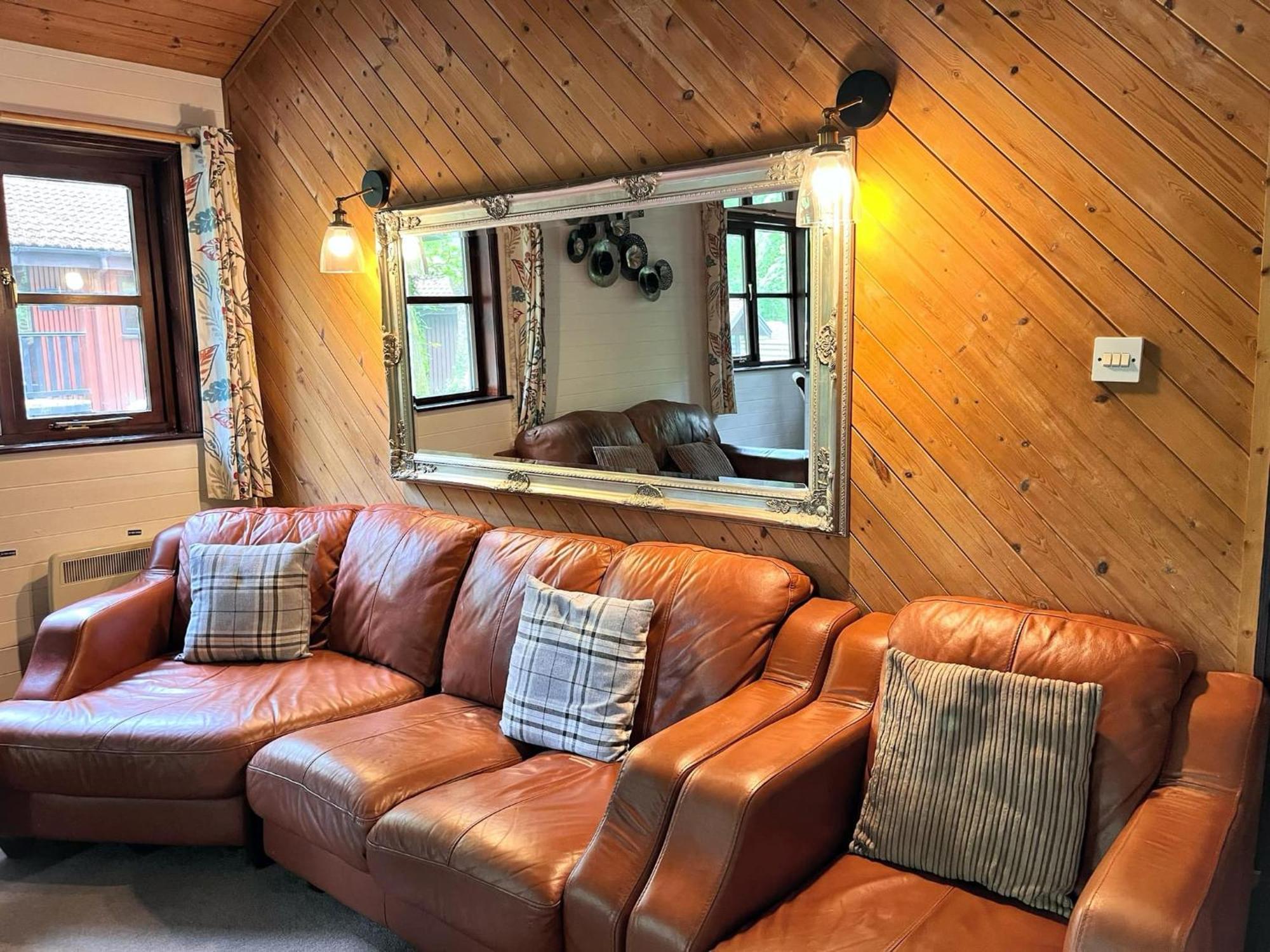 Goldcrest 3-Hot Tub-Woodland Lodges-Carmarthenshire-Tenby エクステリア 写真