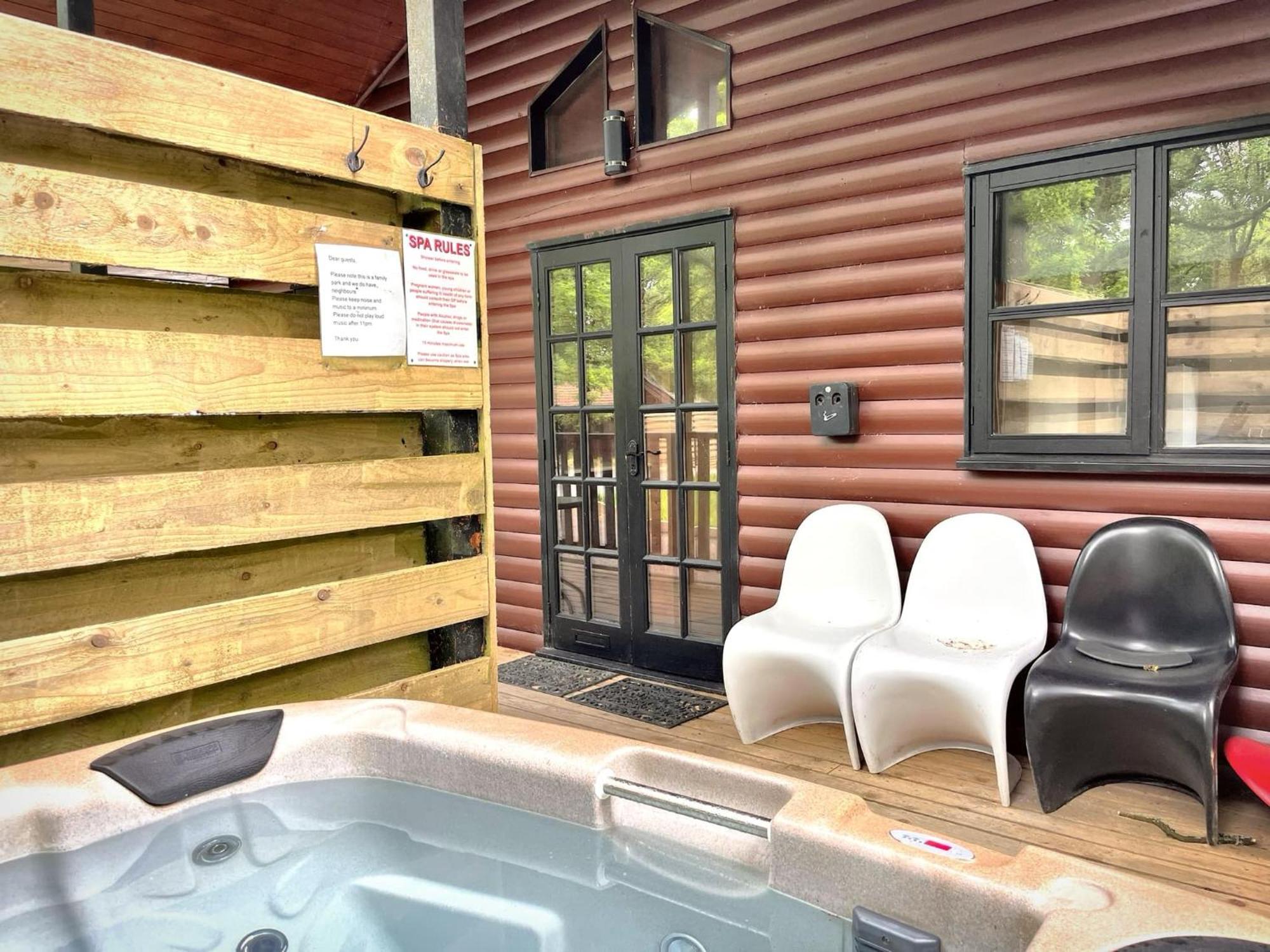 Goldcrest 3-Hot Tub-Woodland Lodges-Carmarthenshire-Tenby エクステリア 写真