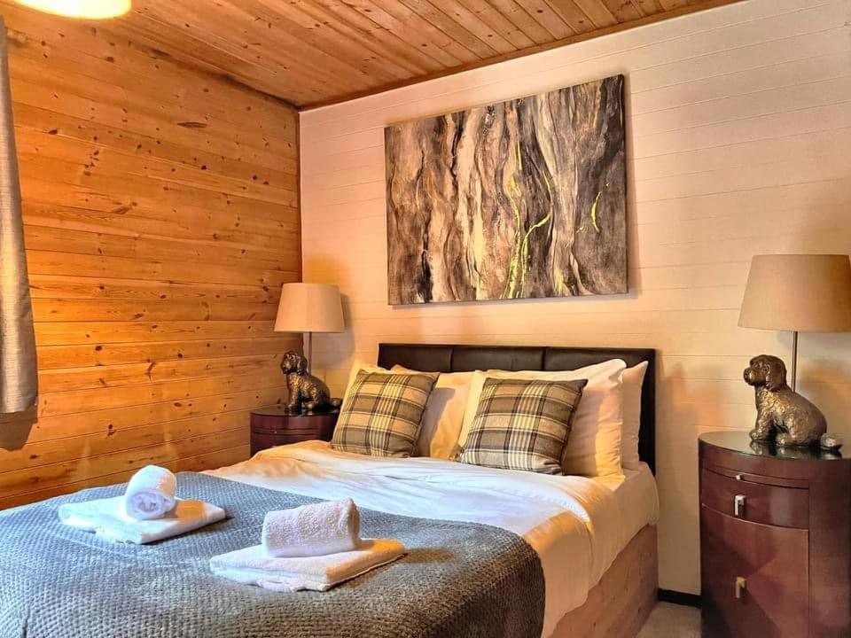 Goldcrest 3-Hot Tub-Woodland Lodges-Carmarthenshire-Tenby エクステリア 写真